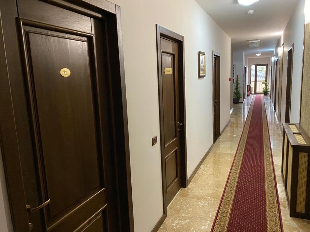 Hotel Yarus Ploieşti Kültér fotó